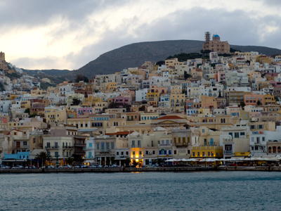 Τα νέρα μπήκαν στο Λιμεναρχείο Σύρου