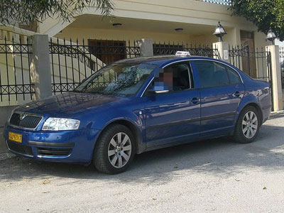 “Μαλλιά – κουβάρια” γυναίκα ταξιτζής με τουρίστριες