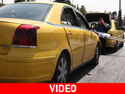 Νταλίκα παρέσυρε ένα φορτηγό και έξι σταθμευμένα ταξί