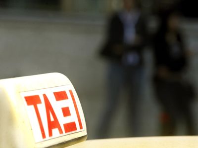 Ταξιτζής παράτησε 15χρονους στη μέση του δρόμου