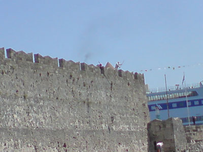 Επιτέλους καθαρίζουν τα τείχη