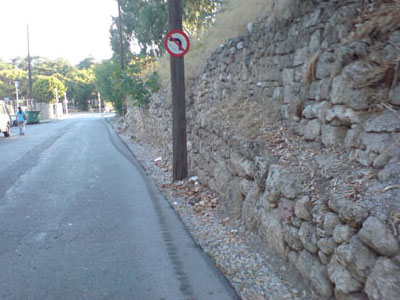 Ετοιμόρροπος τοίχος αποτελεί απειλή για τους περαστικούς