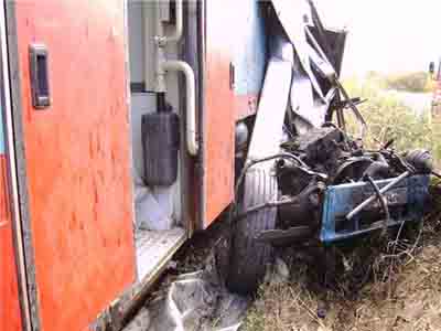 Τρένο παρέσυρε Ι.Χ. στον Πύργο Τρένο παρέσυρε Ι.Χ. στον Πύργο