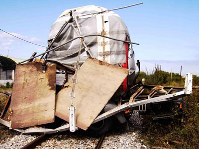 Κομμάτια το φορτηγό, σώος ο οδηγός