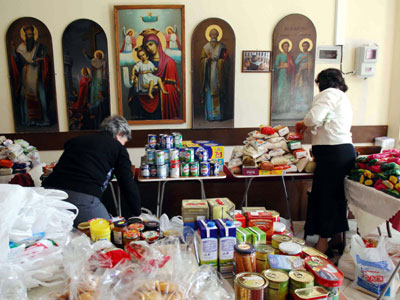 Συνωστισμός στη Ρόδο για το βοήθημα της Μητρόπολης