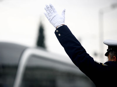 Ανήλικη παρέσυρε τροχονόμο