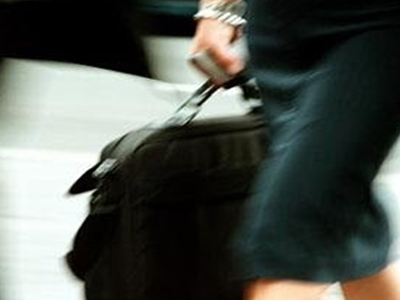 Άρπαξε τις τσάντες της