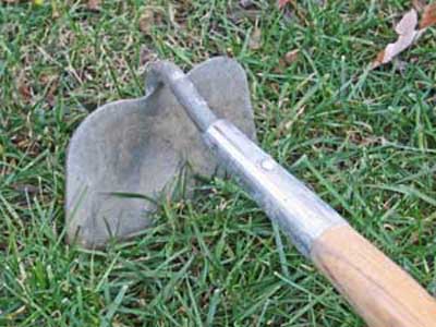 Την χτύπησε με σκερπάνι για 15 ευρώ