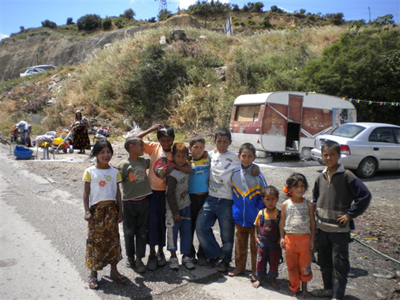 Ο δήμαρχος Λαμιέων εκβιάζει τα παιδιά των Ρομά