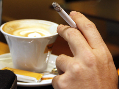 Η τηλεόραση μας «επιβάλλει» το κάπνισμα