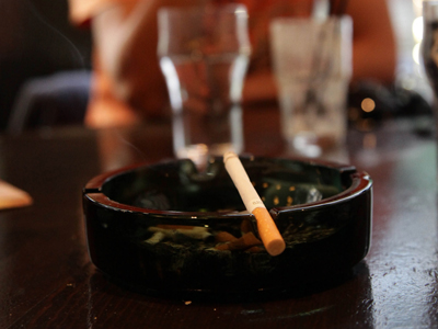 Κάνουν πίσω στην καθολική απαγόρευση του τσιγάρου