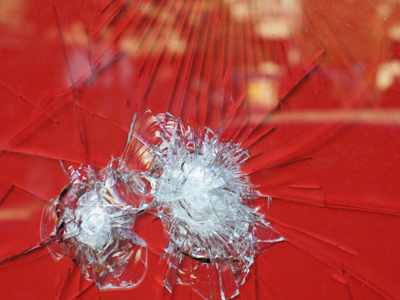 Πυροβόλησε την τζαμαρία του πρατηρίου