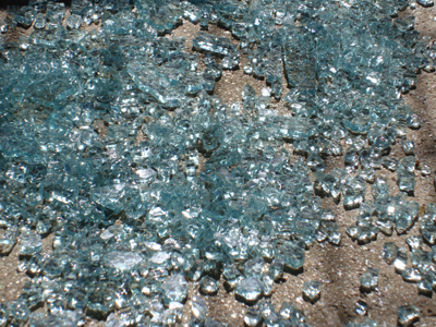 Έσπασαν την τζαμαρία, βούτηξαν τα ρούχα