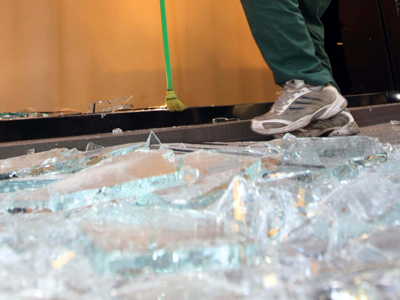 Πυροβολούσε με το όπλο τις τζαμαρίες