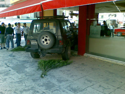 Τζιπ «εισέβαλε» στο ζαχαροπλαστείο «Βασιλικόν»