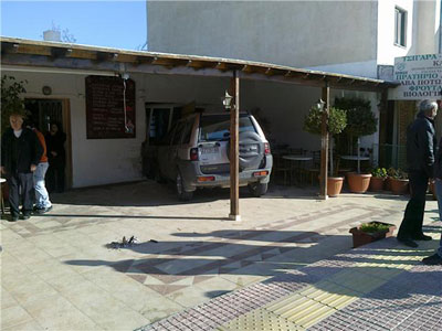 Έχασε τον έλεγχο και «μπούκαρε» στην ψησταριά