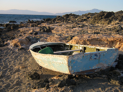 Έβαλαν φωτιά σε βάρκες