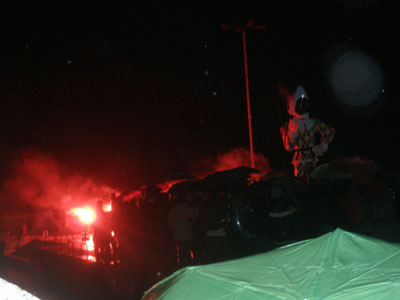 Τα πυροτεχνήματα έπεσαν μέσα στο πλήθος!