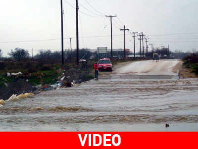 Περνούν μέσα από τον χείμαρρο