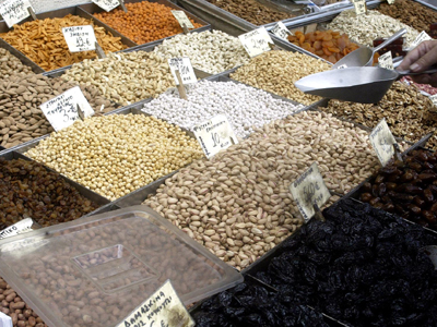 Ρεκόρ σπατάλης και… ξηροκαρποφαγίας