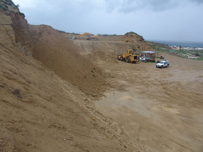 Ισοπέδωσαν λόφο, κατέστρεψαν και πολυβολεία