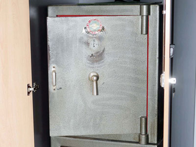 Πέταξαν το χρηματοκιβώτιο από το μπαλκόνι