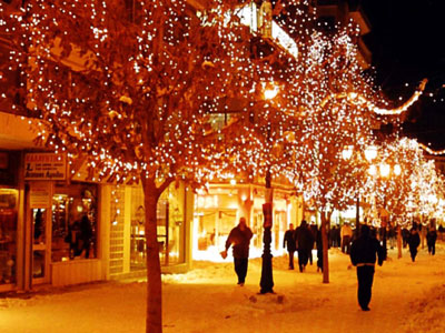 Άναψαν νωρίς τα λαμπάκια… στην Πάτρα