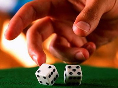 Τους εντόπισαν να παίζουν ζάρια