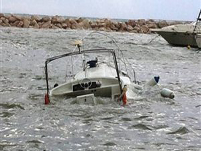 Η κακοκαιρία βύθισε τη θαλαμηγό