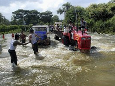 Ξεπερνούν τους 120 οι νεκροί στην Ινδία