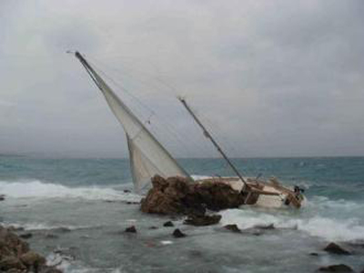 Βρέθηκε θαλαμηγός αναποδογυρισμένη χωρίς επιβάτες!