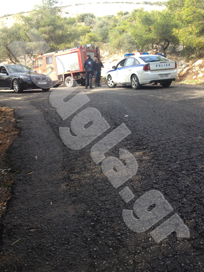 Αστυνομικοί και πυροσβέστες στο σημείο της τραγωδίας