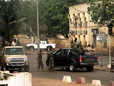 Ένας νεκρός και δεκάδες τραυματίες μετά το πραξικόπημα