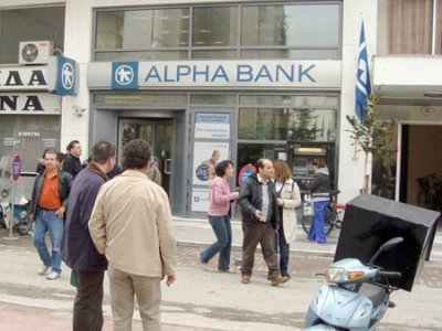 Ταυτόχρονες ληστείες σε τράπεζες στη Βάρη