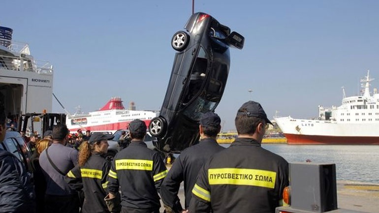 Σώος ο οδηγός του ΙΧ που έπεσε στον Πειραιά