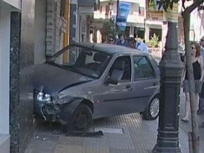 «Πάρκαρε» το αυτοκίνητο σε είσοδο πολυκατοικίας