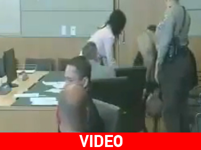 Σοκ: Κατέρρευσε στην αίθουσα του δικαστηρίου