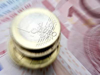 Σταθεροποιείται το ευρώ