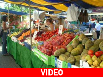 Οι έμποροι του Ηρακλείου βγάζουν τα προϊόντα τους στο δρόμο