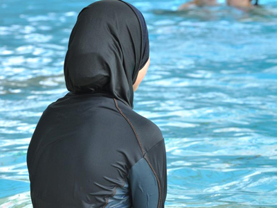 Μάθημα κολύμβησης με «μπουρκίνι»