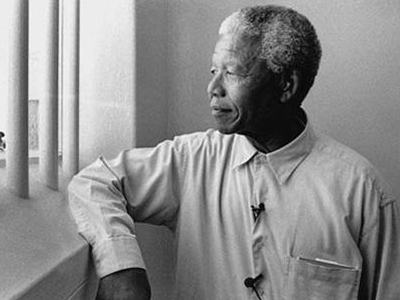 Ο κόσμος προσεύχεται για την υγεία του Μαντέλα