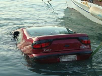 «Βουτιά» οχήματος στη θάλασσα