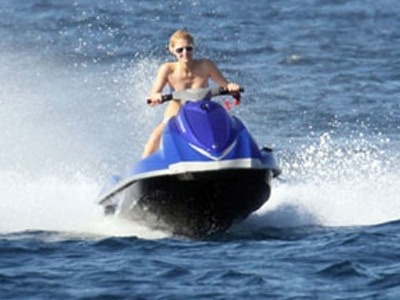 Topless και μαριχουάνα!