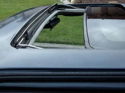 Ηλεία: Διέρρηξαν αυτοκίνητο… από την ηλιοροφή