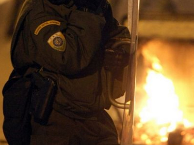 Μολότοφ τη νύχτα έξω από τα γραφεία του ΠΑΣΟΚ