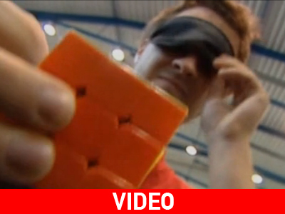 Απίστευτο: Λύνει τον «γρίφο» ρούμπικ σε δευτερόλεπτα και με κλειστά τα μάτια!