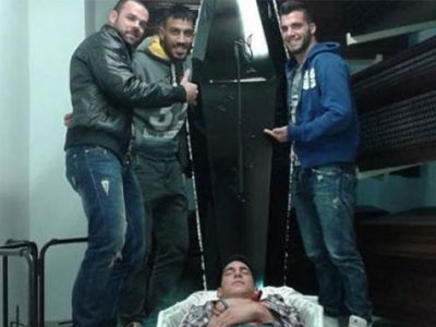 Ποδοσφαιριστής μπήκε σε φέρετρο