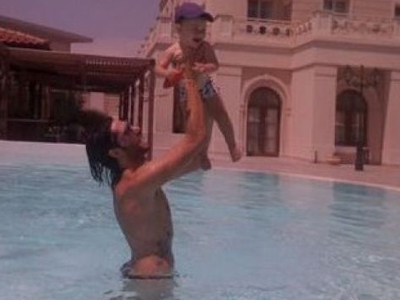 Μαζί με τον γιο του