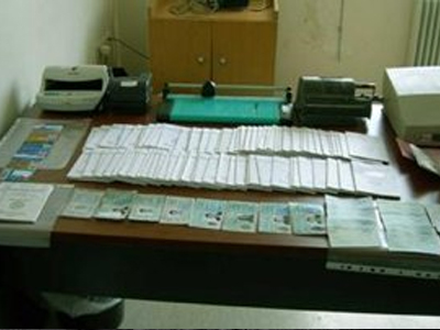 Άδειες διαμονής τύπου πιστωτικής κάρτας για τους ομογενείς