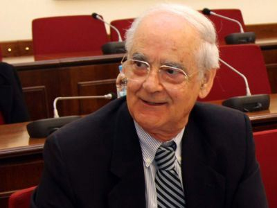 Γέλασαν και τα μουστάκια του…